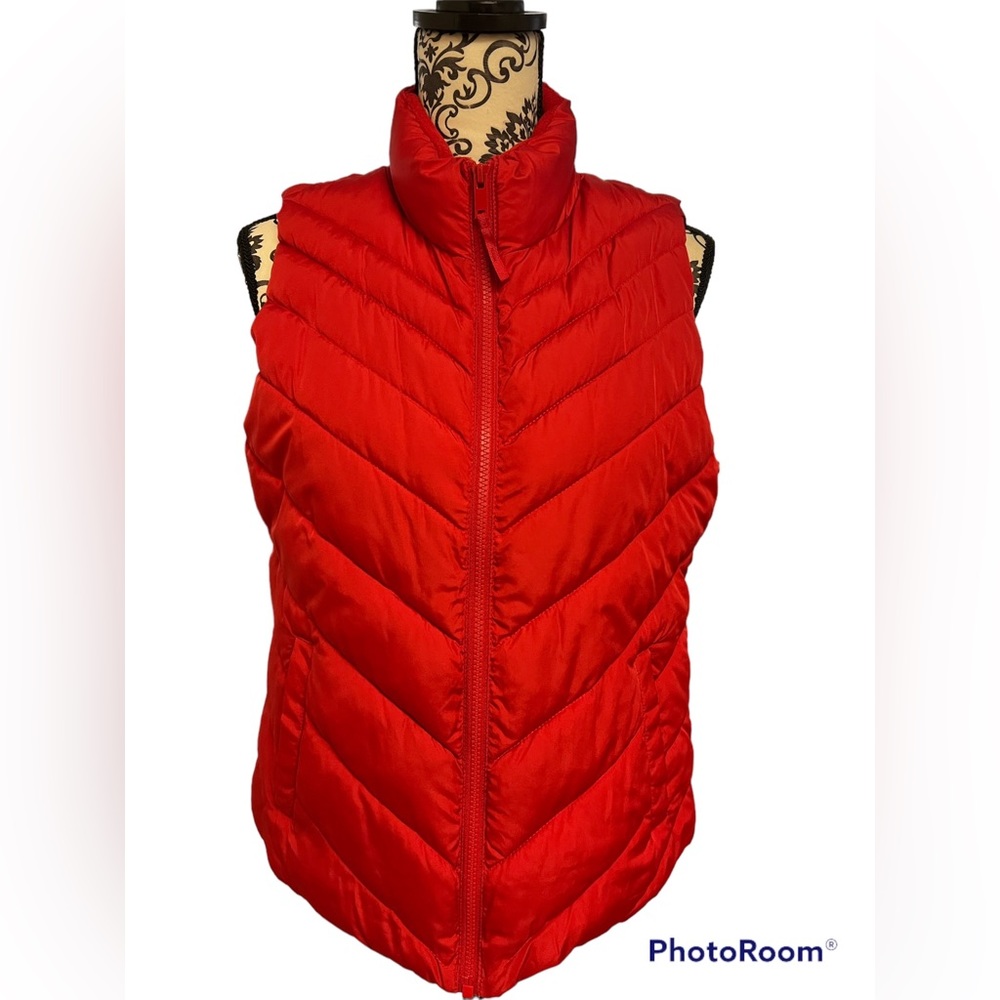 SPRING CLEAN UP SALE !!! NWOT GAP puffer vest,  Red, M